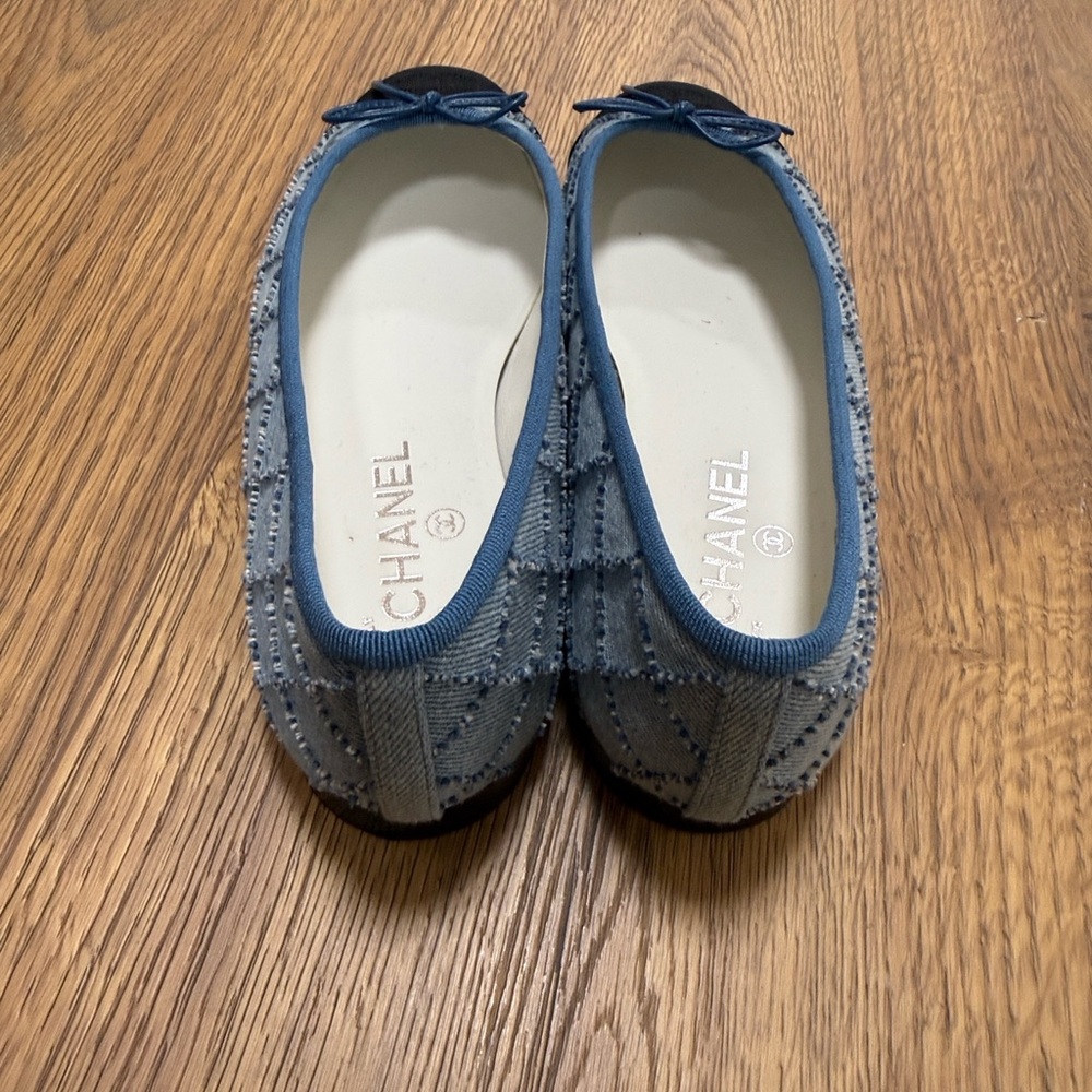 CHANEL Women's Elegant Blue and Black Flats - Picture 6 of 7